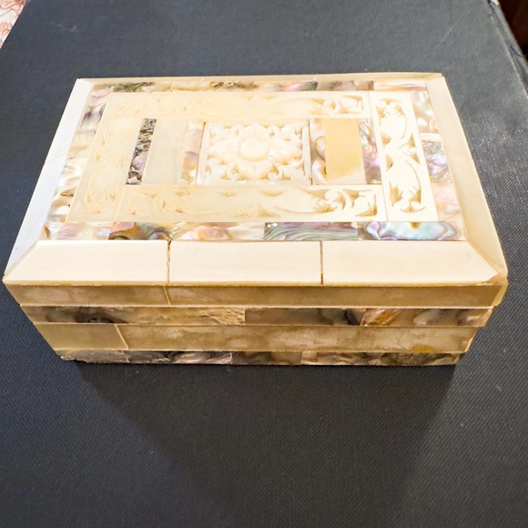 VTG Carved Mother Of Pearl Inlaid Abalone Hinged Jewelry/Trinket Box - Picture 2 of 6